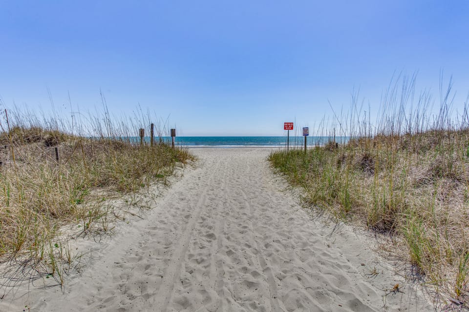 Steps to Sand: Remodeled North Myrtle Beach Condo! Apartment in North Myrtle Beach