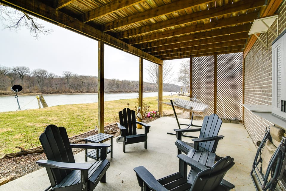 6 Mi to Dtwn Pella: Riverfront Cabin w/ Game Room! House in Iowa