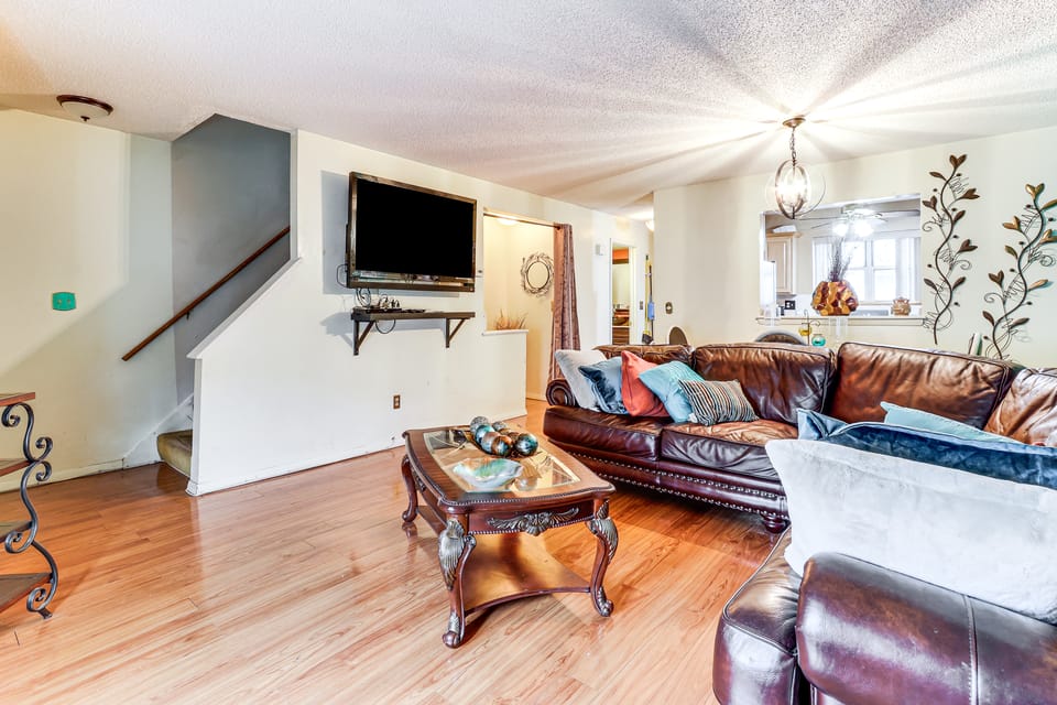 3 Mi to Dtwn New Haven: Colorful Condo w/ Yard! Apartment in East Haven