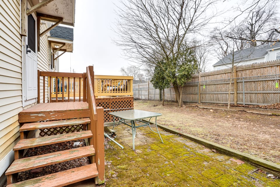 3 Mi to Dtwn New Haven: Colorful Condo w/ Yard! Apartment in East Haven