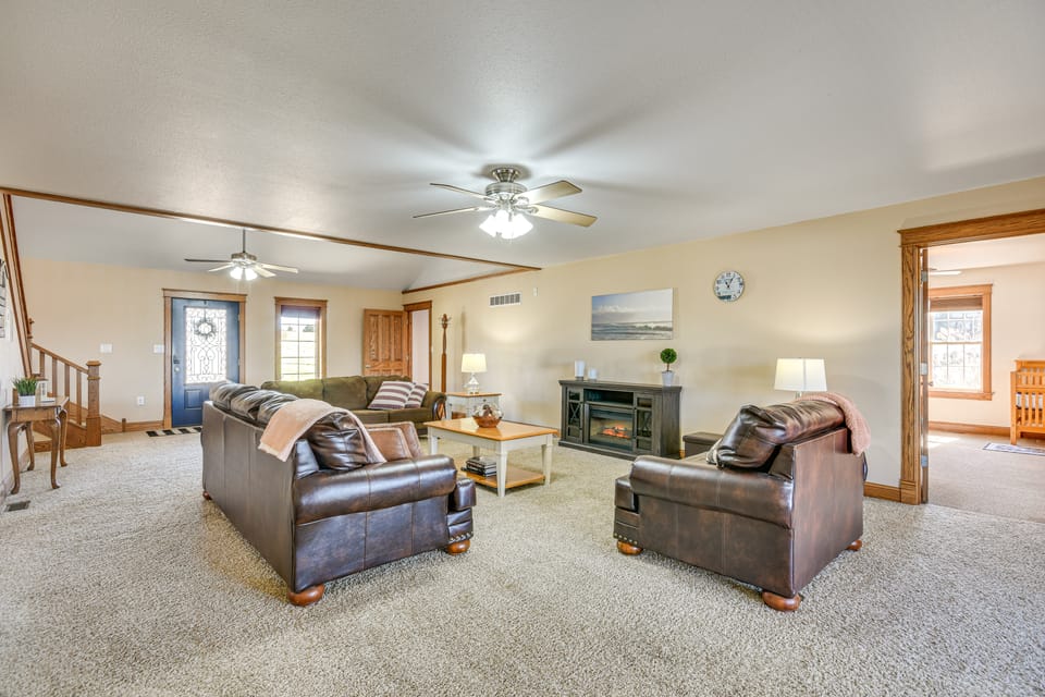 Pond Access & Fishing: 'Cedar Lodge' in Versailles House in Ozark Mountains