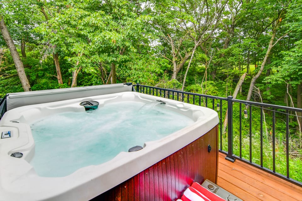 Knoxville Winter Retreat: Hot Tub & Near Pella House in Iowa