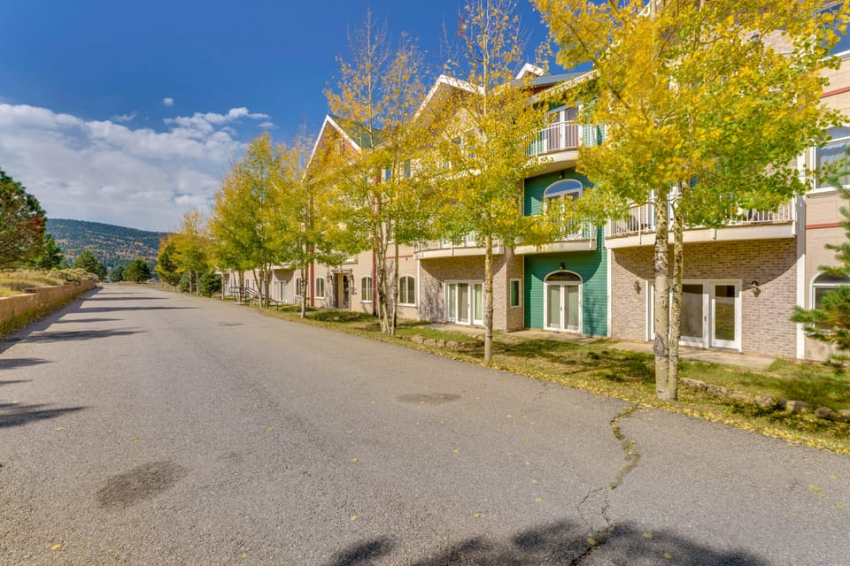 Autumn Mtn Views! Condo 2 Mi to Angel Fire Resort Apartment in Angel Fire