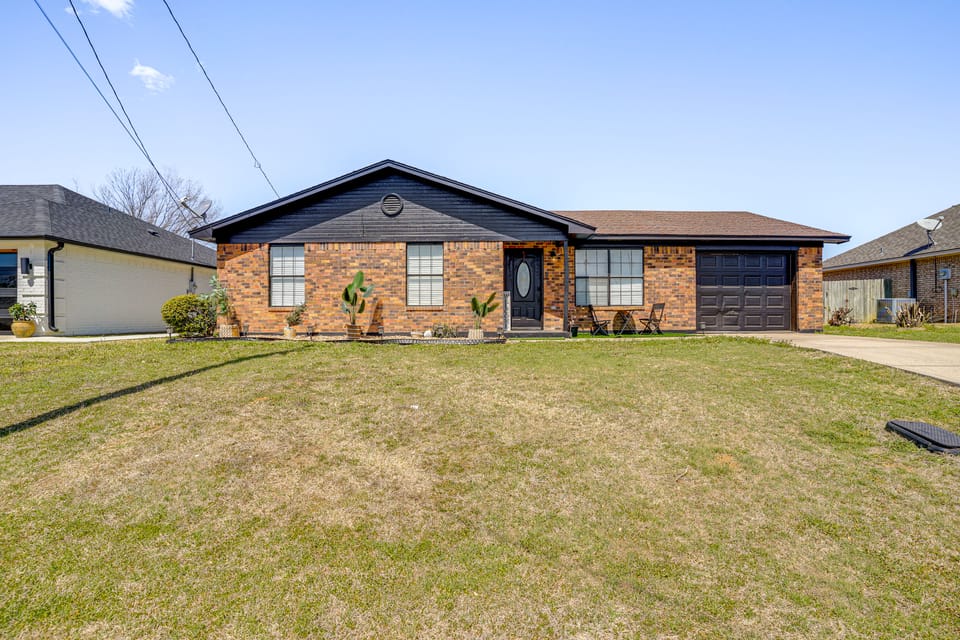7 Mi to Lake Bridgeport: Home w/ Yard & Grill! House in Texas