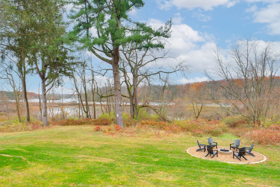 Walk to Lake: Pet-Friendly Cottage in Jamestown! Cottage in Lake Erie