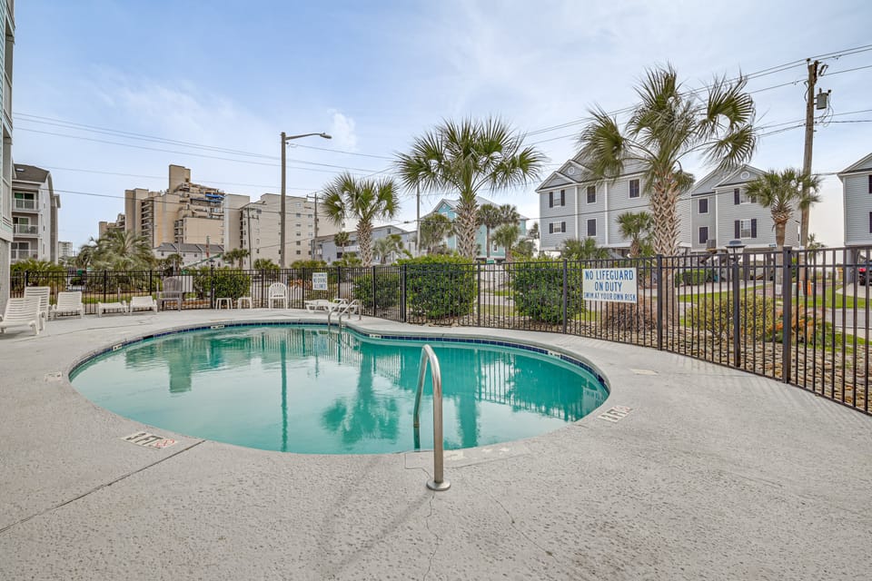 Walk to Beach: Condo w/ Balcony in Murrells Inlet! Apartment in Garden City