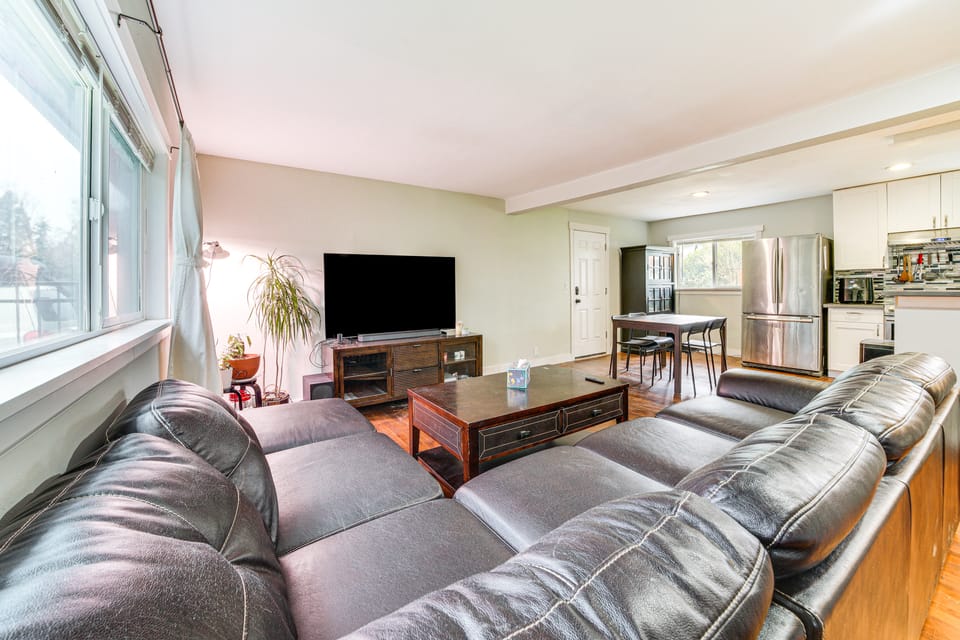 14 Mi to Dtwn Seattle: Sleek Home w/ Large Yard House in Renton