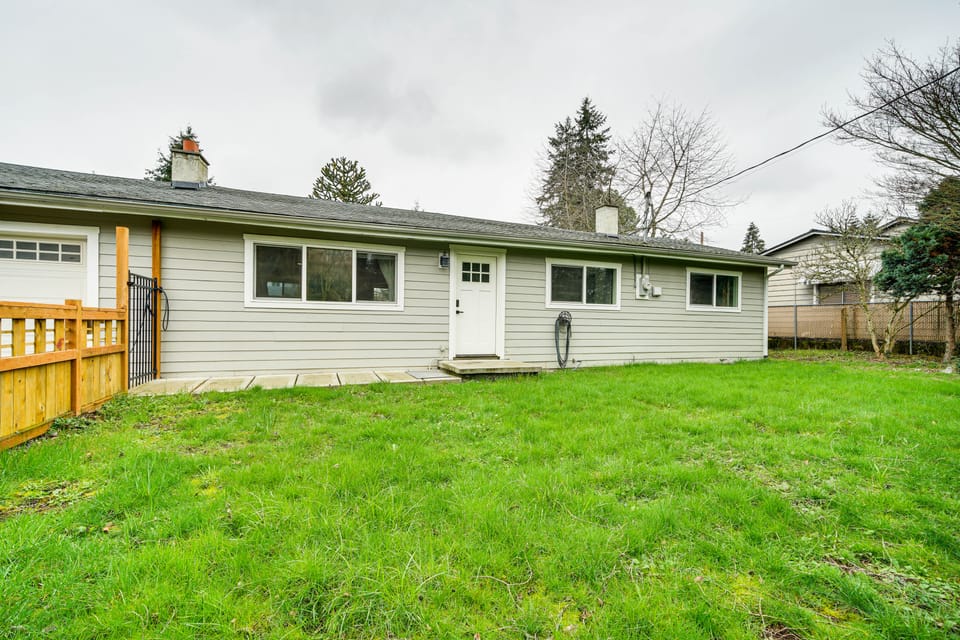 14 Mi to Dtwn Seattle: Sleek Home w/ Large Yard House in Renton