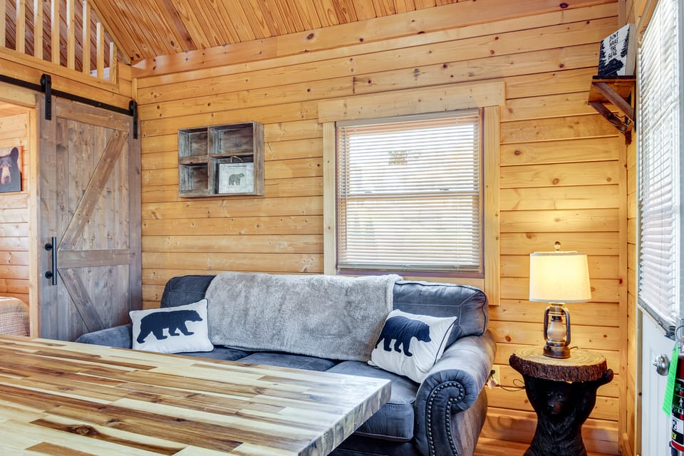 Fire Pit + Pool Access: Cozy Cabin in Sevierville! House in Sevierville