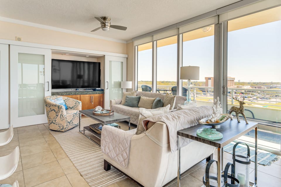 Walk to Beach: Luxury Biloxi Condo w/ Pool Access! Apartment in Biloxi