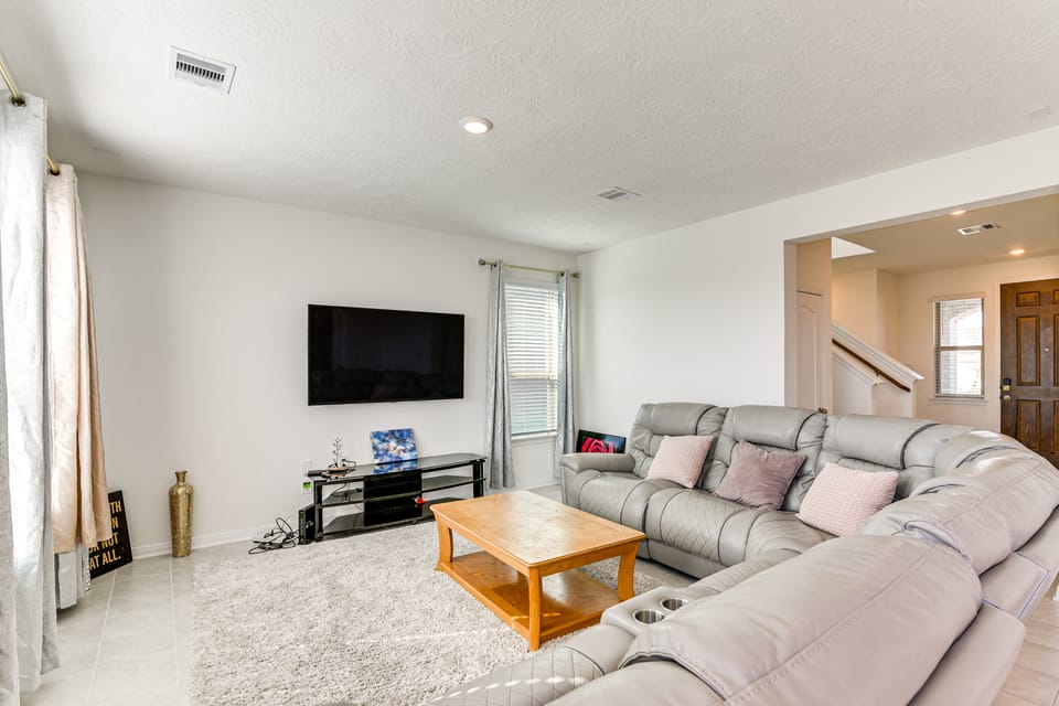 11 Mi to Beach: La Marque Home w/ Patio! House in La Marque