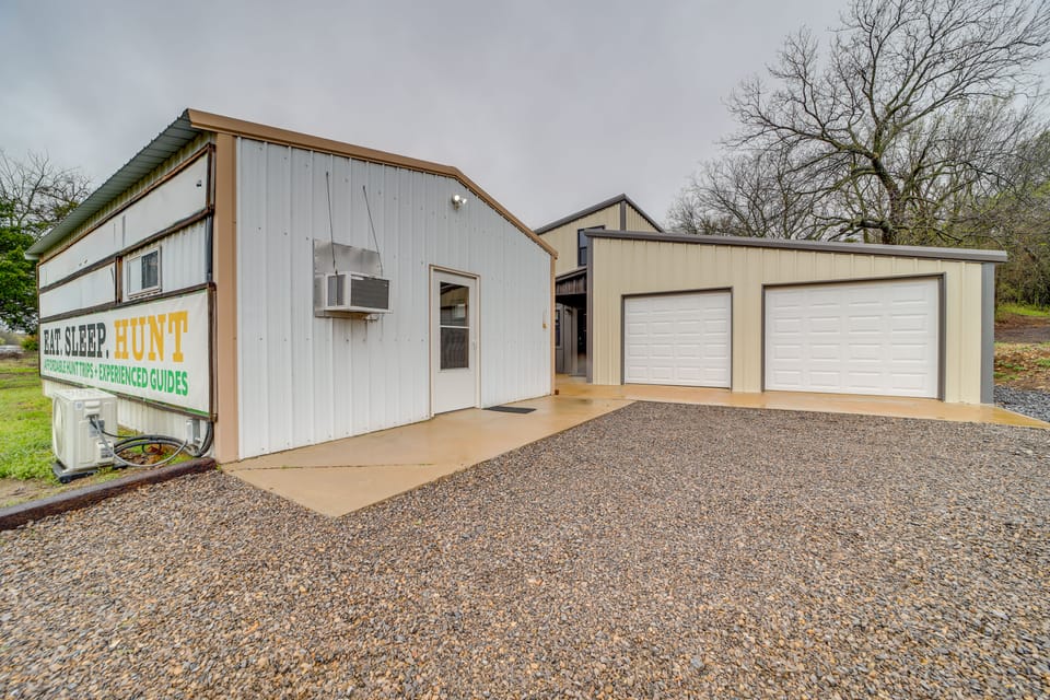 Hunt, Fish & Enjoy the Outdoors: Rural Atoka Home House in Oklahoma