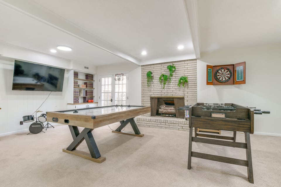7 Mi to Dtwn Durham: Home w/ Hot Tub & Game Room! House in Durham