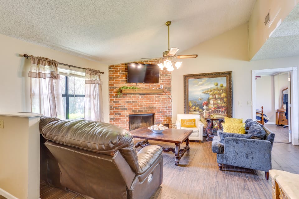 6 Mi to Ellen Trout Zoo: Family Home w/ Yard! House in Lufkin