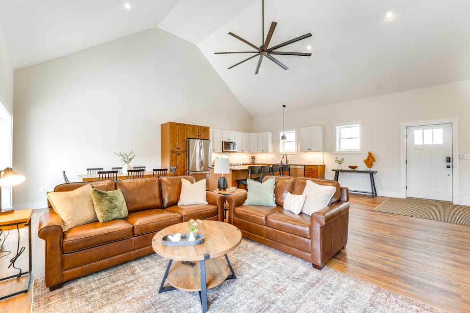 Walk to Beach & Sebago Lake: Luxe Family Getaway! Apartment in Baldwin