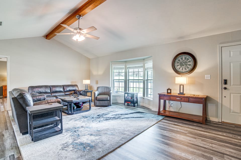 2 Mi to Lake Monticello: Home w/ Large Decks! House in Texas