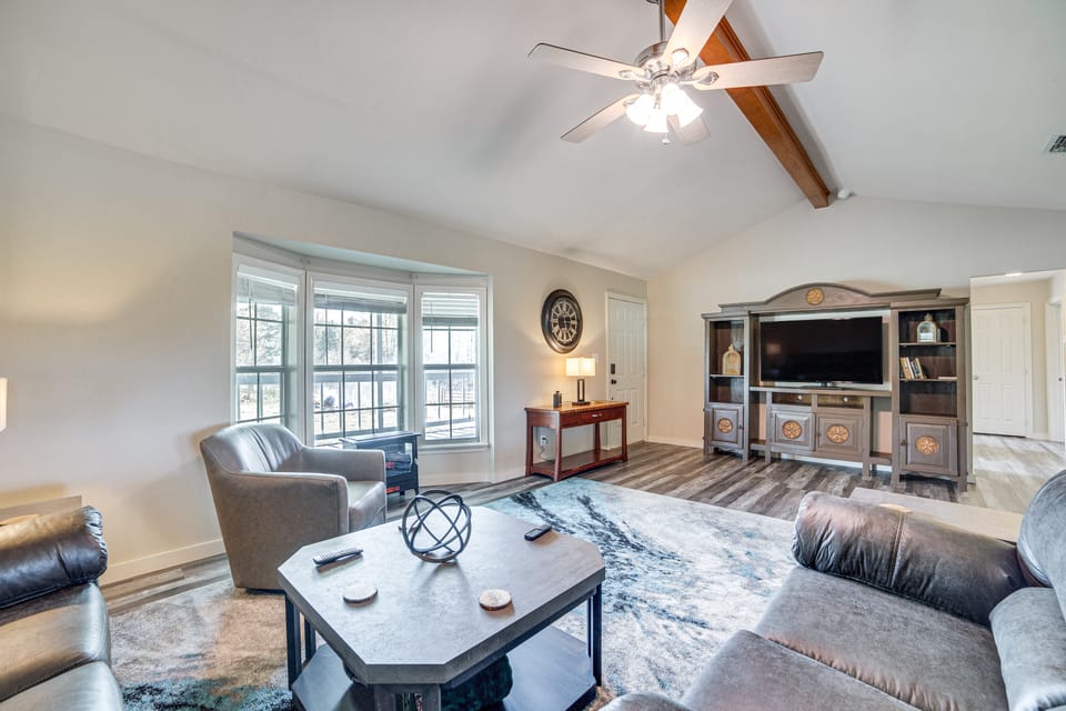 2 Mi to Lake Monticello: Home w/ Large Decks! House in Texas