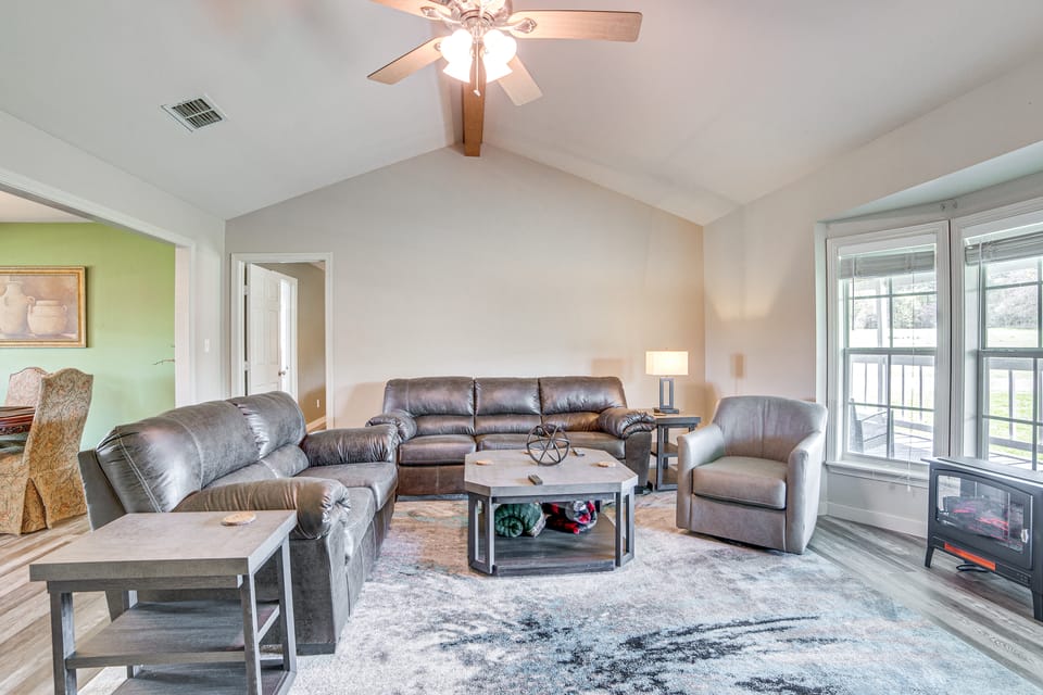 2 Mi to Lake Monticello: Home w/ Large Decks! House in Texas