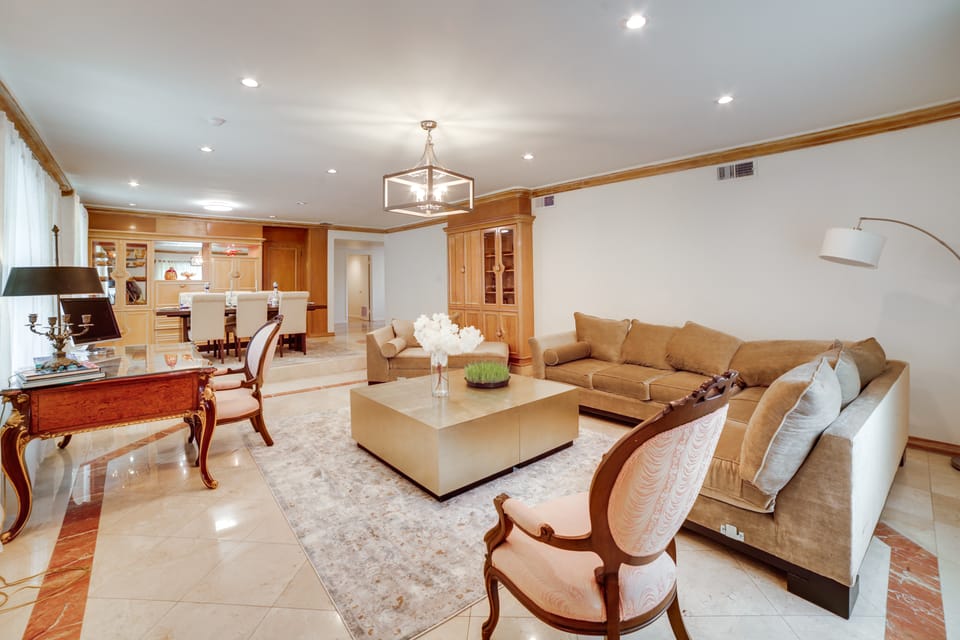 Poolside Relaxation: Luxe Encino Family Getaway! House in Sherman Oaks