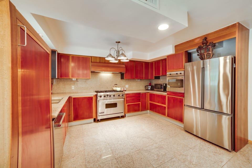 Poolside Relaxation: Luxe Encino Family Getaway! House in Sherman Oaks