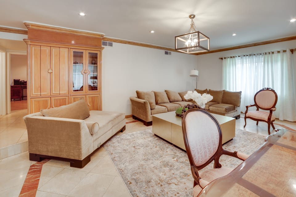 Poolside Relaxation: Luxe Encino Family Getaway! House in Sherman Oaks
