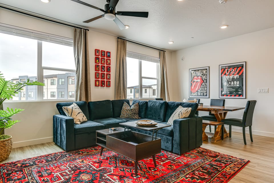 25 Mi to Zion: Rock 'n' Roll Condo w/ Mtn View! Apartment in Washington