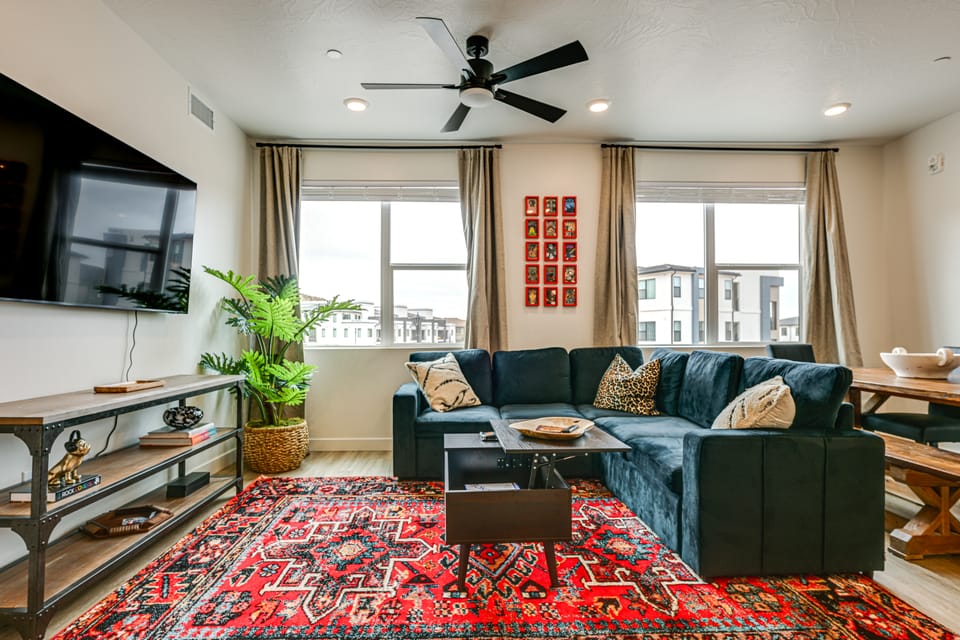 25 Mi to Zion: Rock 'n' Roll Condo w/ Mtn View! Apartment in Washington