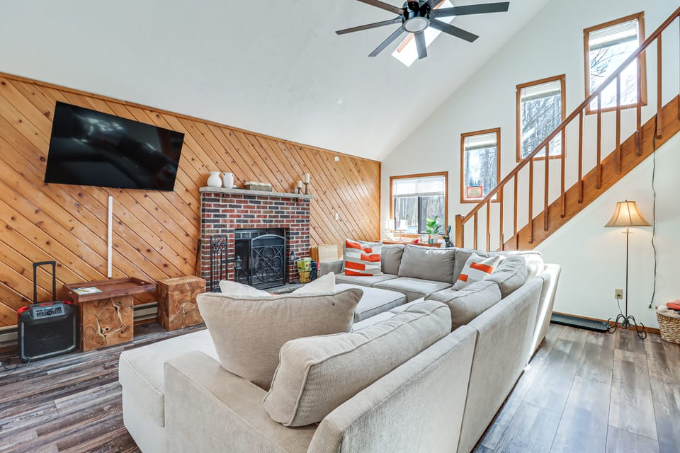 3 Mi to Tobyhanna State Park: Home w/ Serene Deck! House in Coolbaugh Township