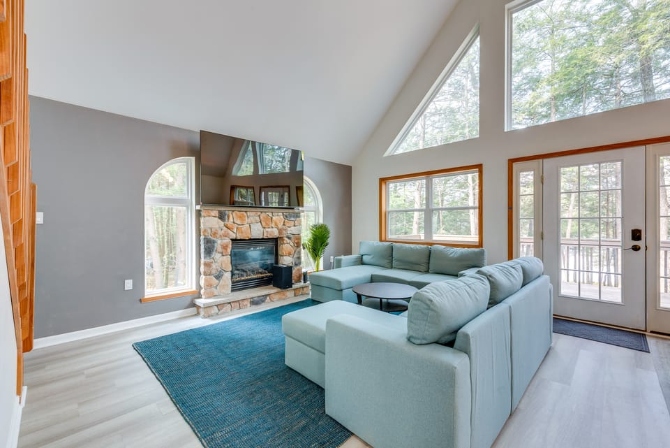 Lakefront Poconos Cabin w/ Deck & Game Room House in Kidder Township