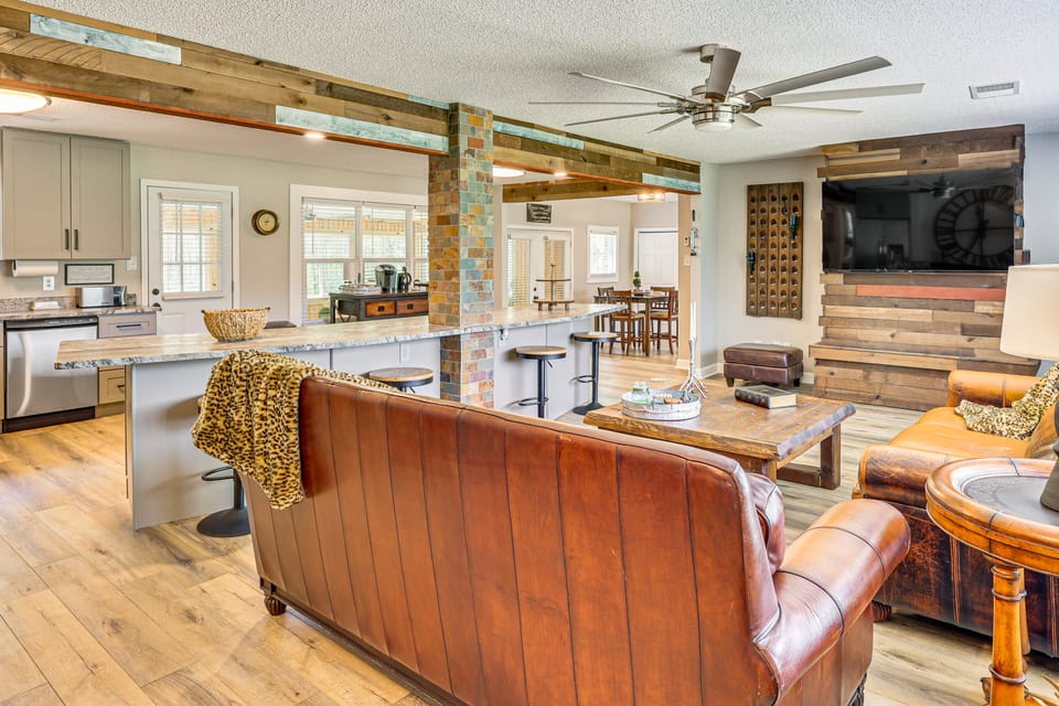 Fall & Football Vibes: Titus Retreat w/ Game Room House in Alabama
