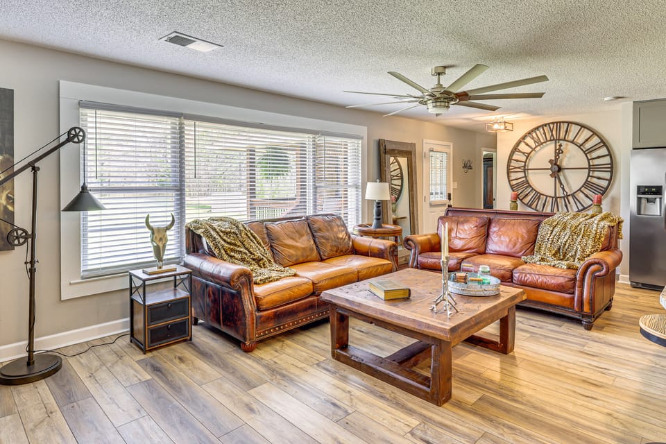 Fall & Football Vibes: Titus Retreat w/ Game Room House in Alabama