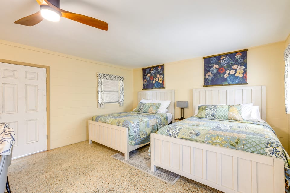 Lanai & Fire Pit: Riverfront Studio in Chiefland! Apartment in Florida