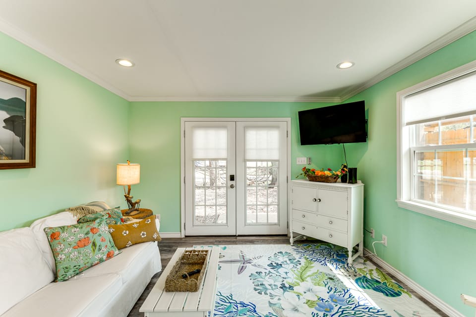Walk to Pier & Dining: Central Rockport Cottage Cottage in Rockport
