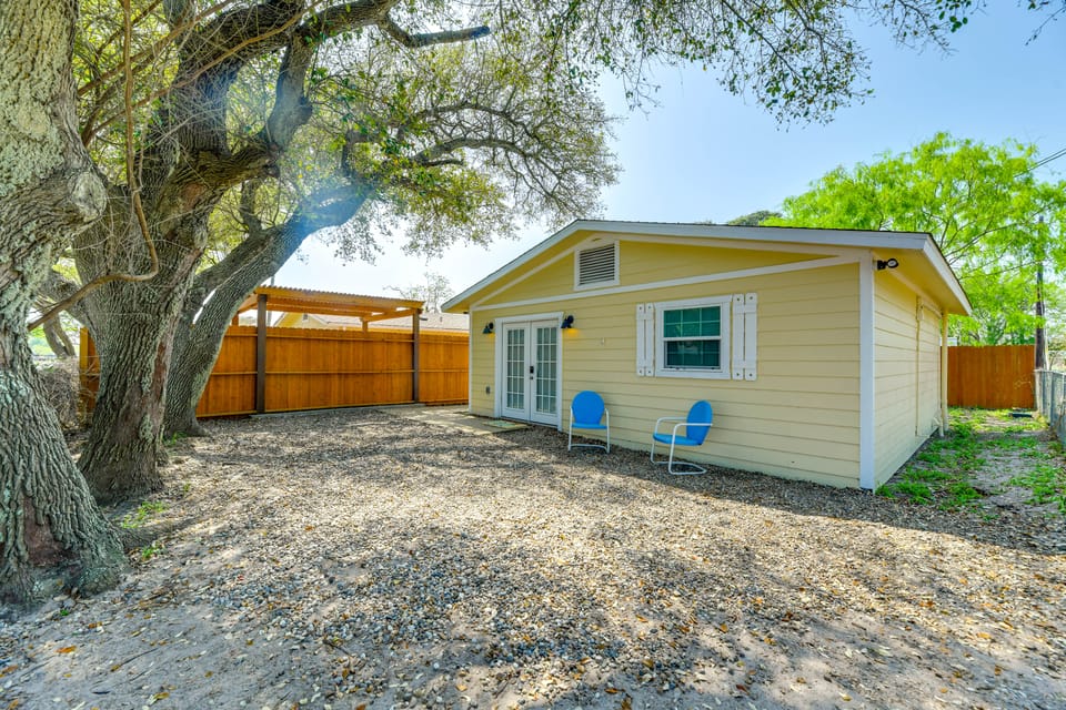 Walk to Pier & Dining: Central Rockport Cottage Cottage in Rockport