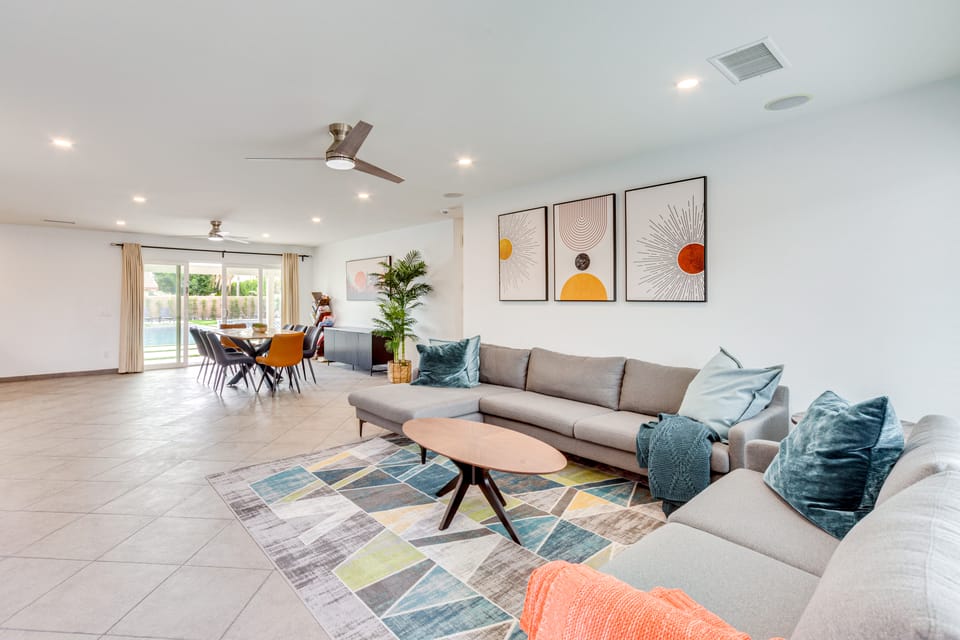 Outdoor Entertainment: Palm Springs Group Escape House in Palm Springs