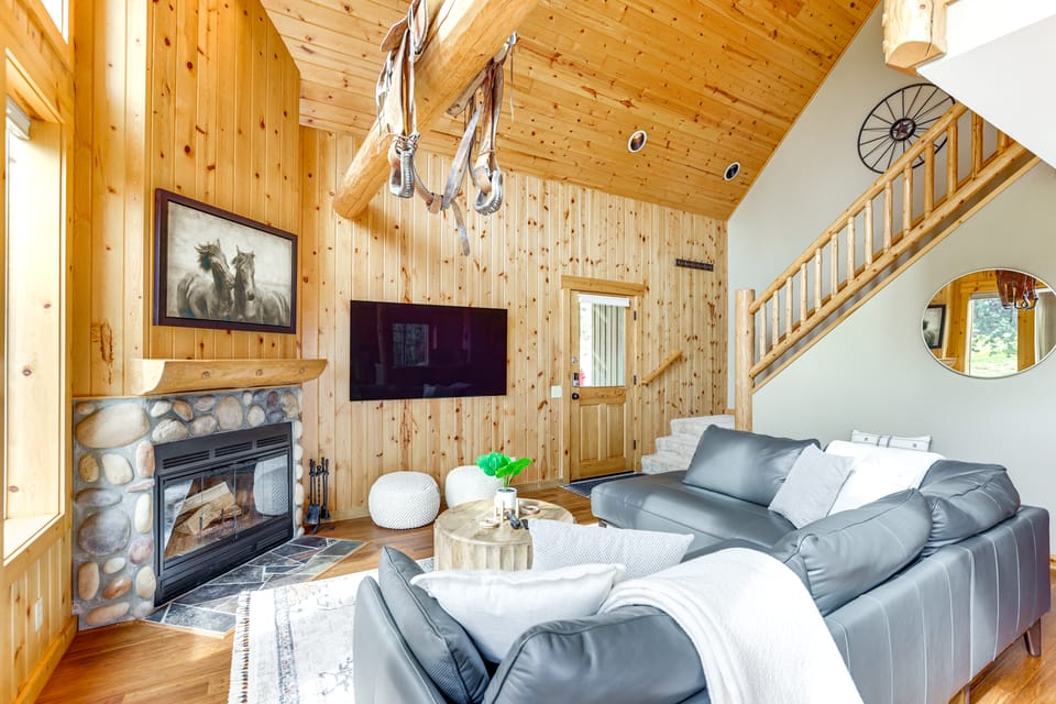 Ski, Hike, Golf: Redmond Escape w/ Hot Tub! House in Oregon