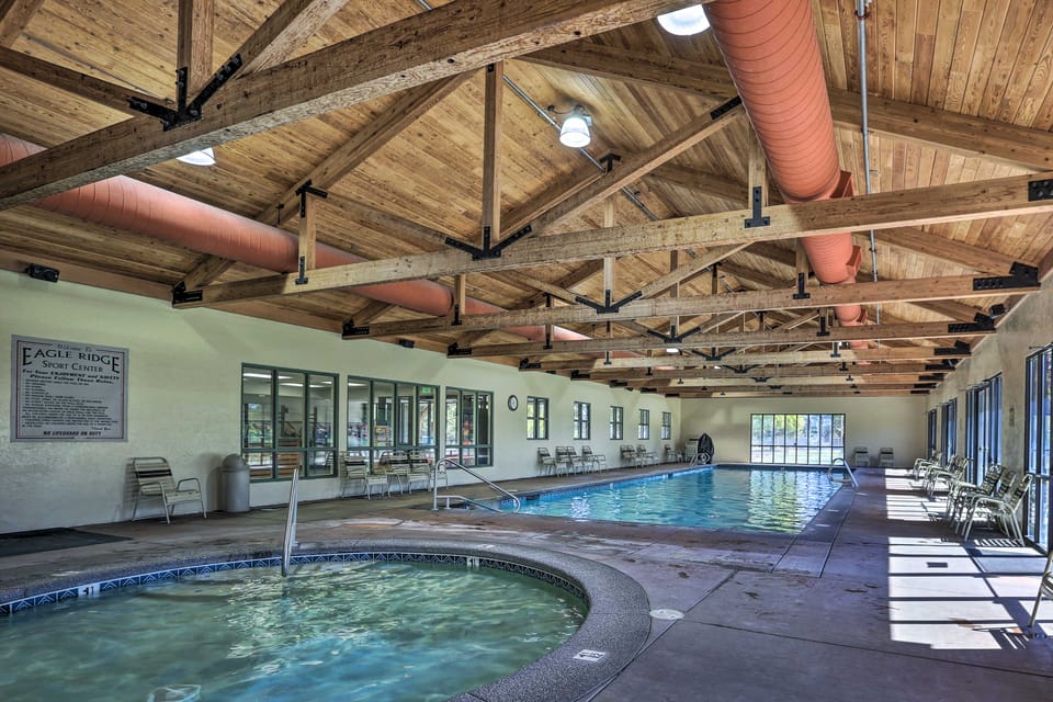 Ski, Hike, Golf: Redmond Escape w/ Hot Tub! House in Oregon
