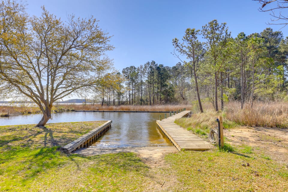 Riverfront Haven: Converted Barn w/ Deck in Aurora Apartment in North Carolina