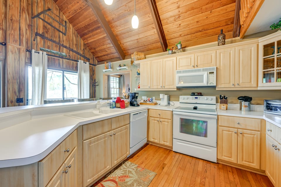 Mtn-View Home w/ Deck, Fire Pit & BBQ in Almond House in Stecoah