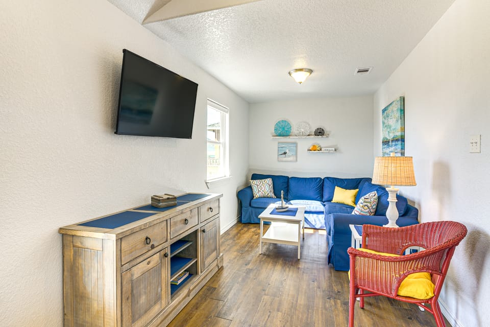 1 Block to Surfside Beach: Home w/ Gulf Views! House in Surfside Beach