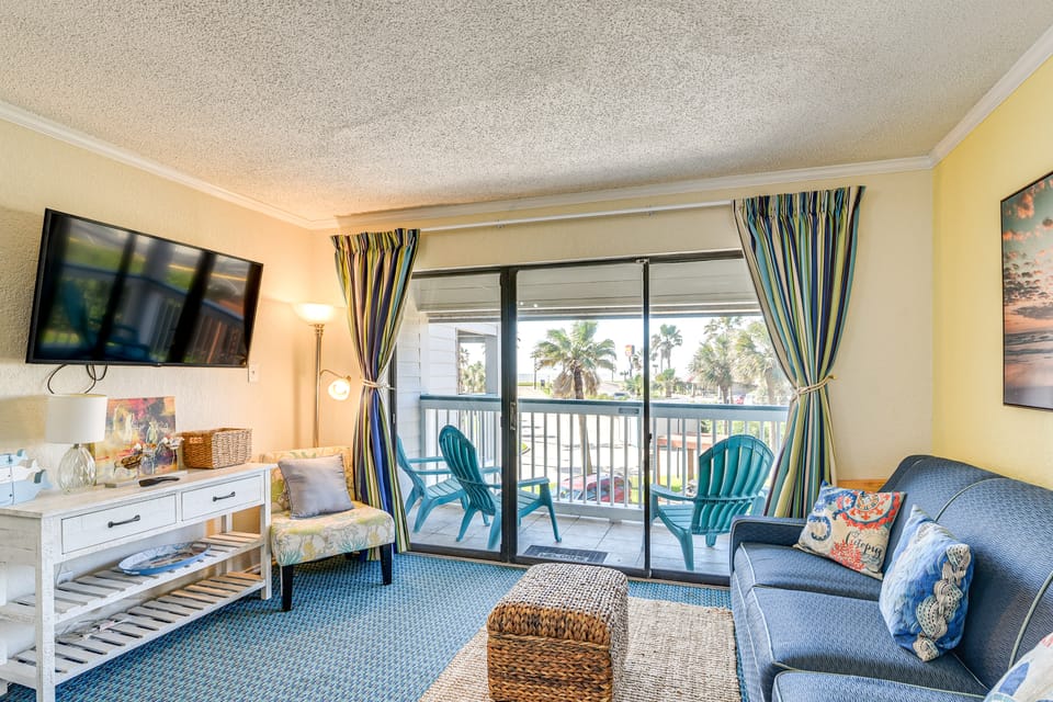 Walk to Galveston Beach: Resort-Style Gem w/ Pool Apartment in Galveston Island