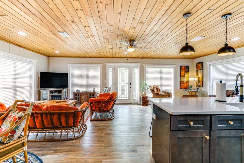 8 Mi to Ozark Folk Center: Home w/ Hot Tub & Deck Cottage in Arkansas