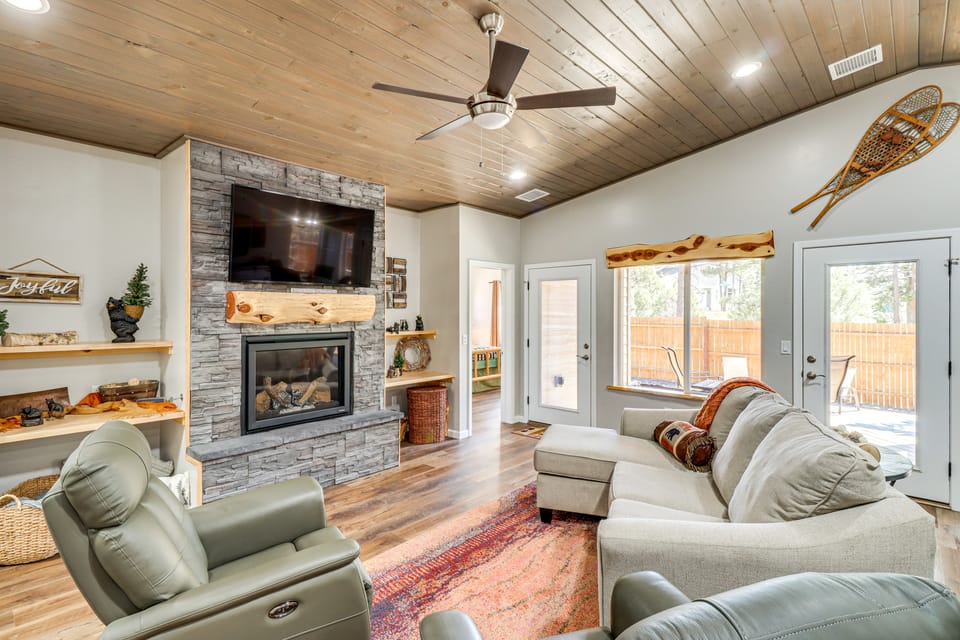 Hot Tub & Outdoor Living: Relaxing Show Low Cabin House in Show Low
