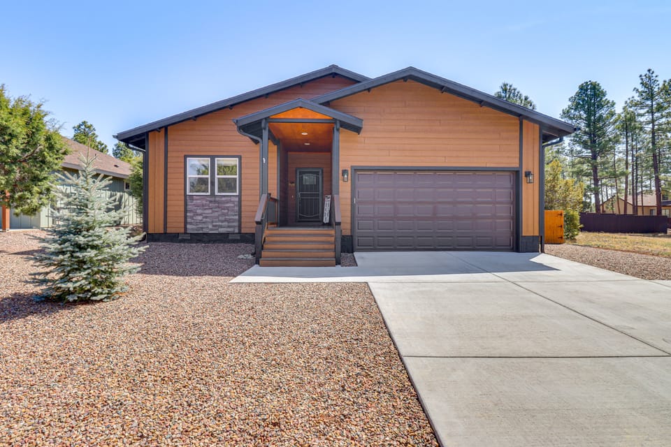Hot Tub & Outdoor Living: Relaxing Show Low Cabin House in Show Low