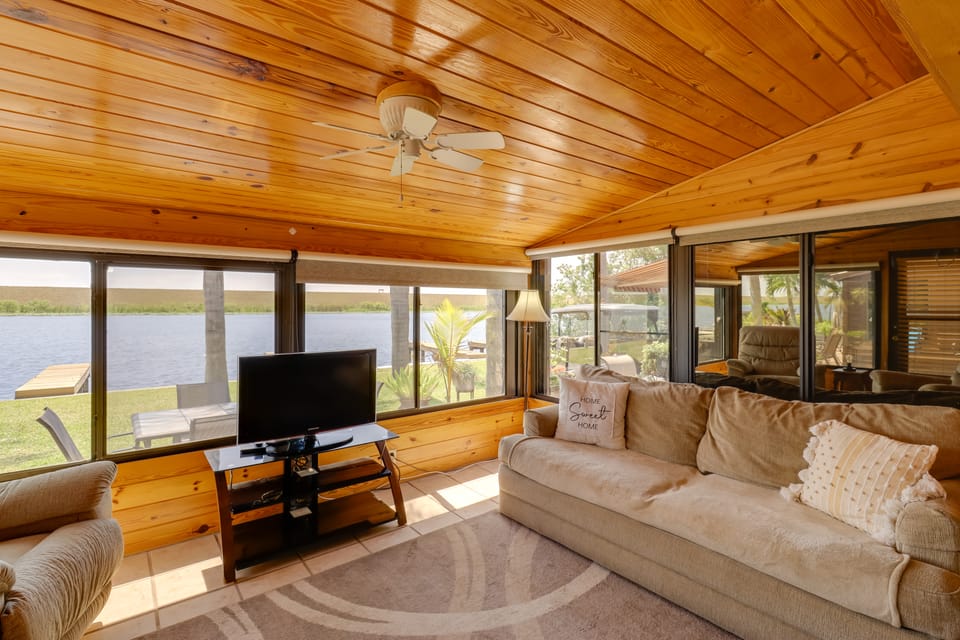 Boat, Fish & Swim: Lakefront Cabin in Okeechobee! House in Lake Okeechobee