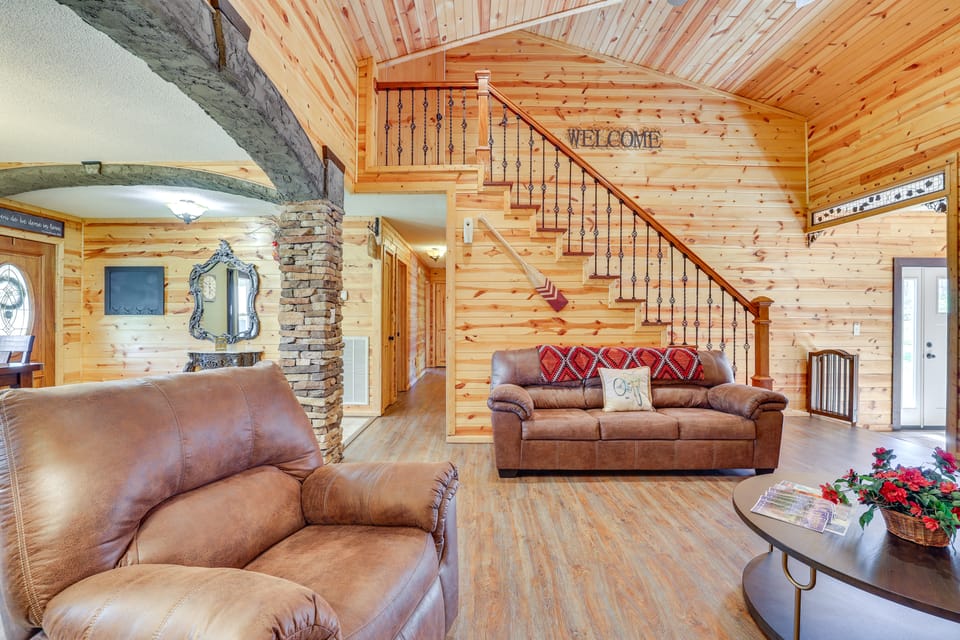 Fire Pit + Game Room: Lakefront Escape in Trenton! House in Alabama