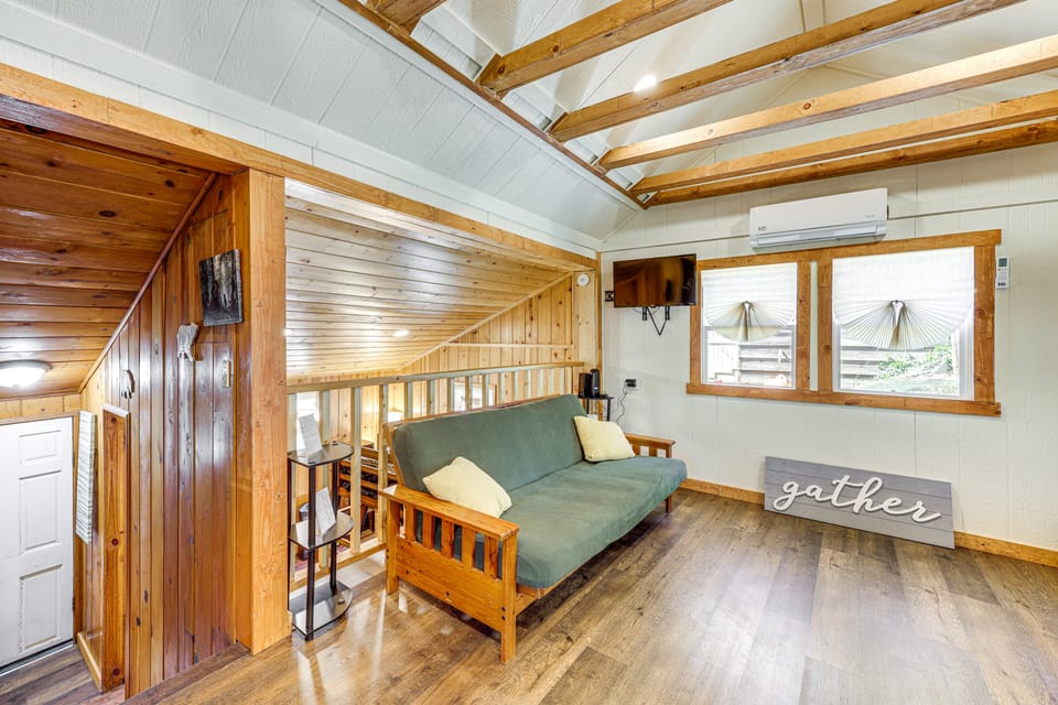 Tiny Home w/ Deck & Mtn Views in Lake Arrowhead! Apartment in Lake Arrowhead