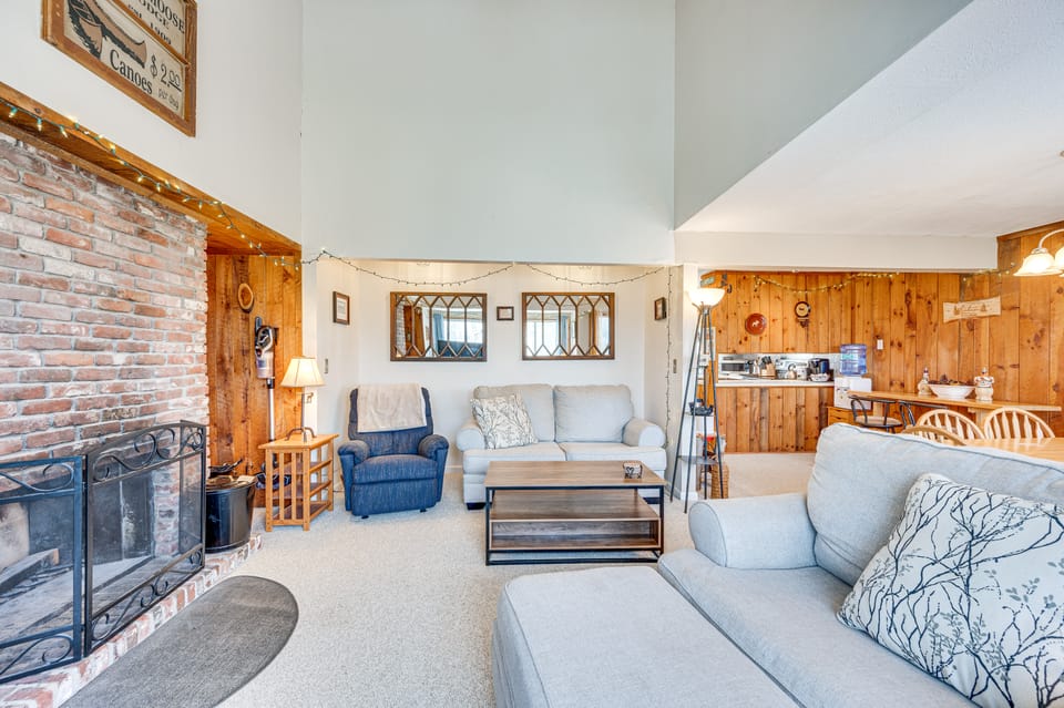 Mountain Resort Condo with King Bed Suite Apartment in Campton