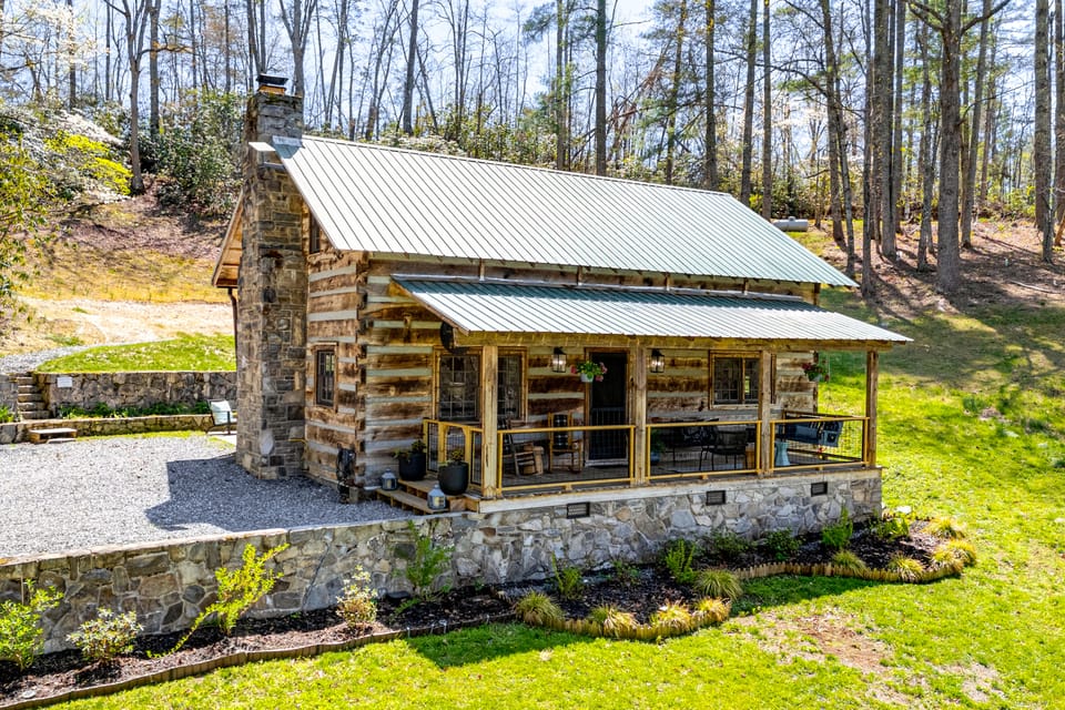 Hot Tub, Fire Pit & Creek Access: Whittier Cabin! House in Cherokee
