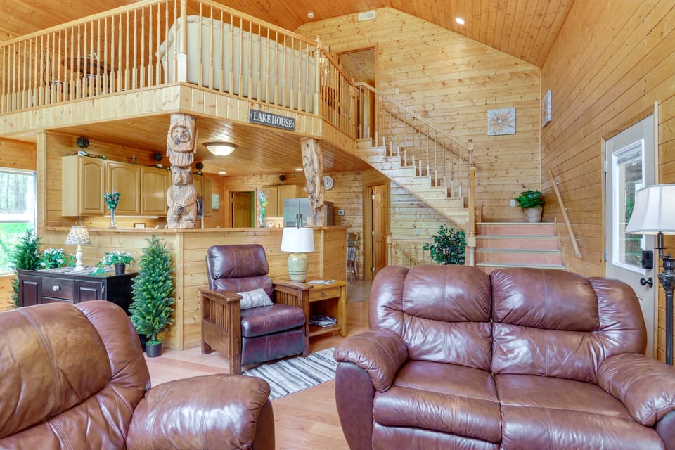 3 Mi to Marina: Cabin w/ Hot Tub in Byrdstown! House in Tennessee